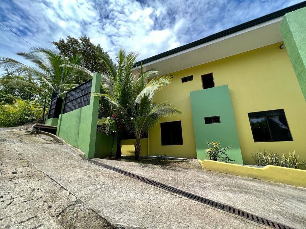 Yellow House Quepos Bagian luar foto